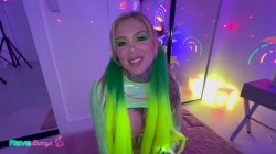 Captura de 'Christina Savoy Lights Up A Wild And Pulsing Afterparty!' nº 15