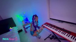 Captura de 'Neon Lights And Bass Drops As Madison Steel Takes Control!' nº 2