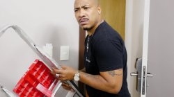'Noobie BBW Offers Her Ass to a Well-Hung Handyman' screenshot nº 5