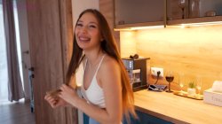 Captura de 'Horny Tenant Wants Landlord To Creampie Her Pussy' nº 24