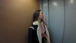 'I Meet Her In The Elevator, She Followed Me To My Hotel Room' screenshot nº 2