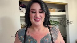 'Two BBWs Jump on a Lucky Dude's Cock' screenshot nº 17