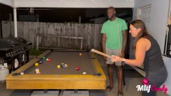 Captura de 'MilfCandy: Samantha loses at Pool and takes long BBC' nº 2