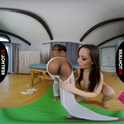 Captura de 'Pants Shredding Nude Yoga' nº 101