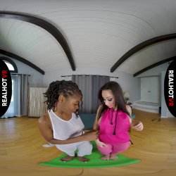 Captura de 'Pants Shredding Nude Yoga' nº 15