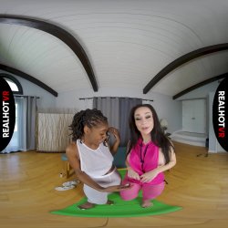 Captura de 'Pants Shredding Nude Yoga' nº 16