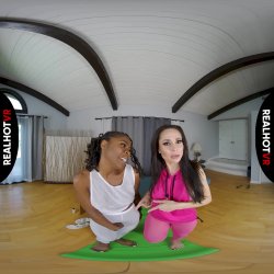 Captura de 'Pants Shredding Nude Yoga' nº 17