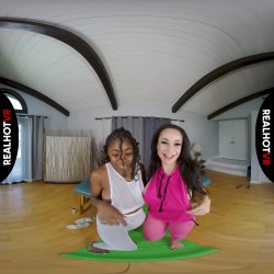 Captura de 'Pants Shredding Nude Yoga' nº 19