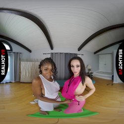 Captura de 'Pants Shredding Nude Yoga' nº 20