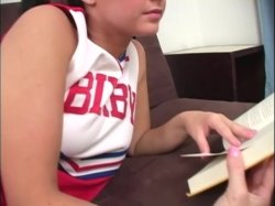 Captura de 'Jessica Valentino's Teen Babysitting Cheerleader Femdom Ballbusting Blowjob' nº 7