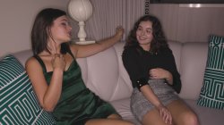 Captura de 'Wives With Secret Girlfriends' nº 6