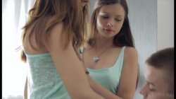 Captura de 'Sex With 2 Teenage Girls' nº 31