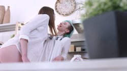 Captura de 'Hot Teen Threesomes Part 1' nº 2