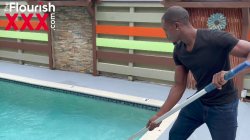 Captura de 'Stephanie Love Entices the Pool BBC Guy' nº 10