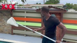 Captura de 'Stephanie Love Entices the Pool BBC Guy' nº 11