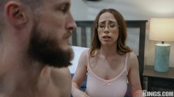 'Nerdy Stepsister Squirts From Anal!' screenshot nº 29