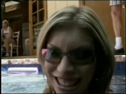 'Chloe's Pool Party' screenshot nº 4