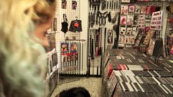Captura de 'Lesbian attraction in the fitting room, with hot slut Luna Dark and Gabriela Flores' nº 10