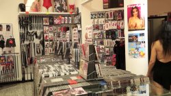 Captura de 'Lesbian attraction in the fitting room, with hot slut Luna Dark and Gabriela Flores' nº 27