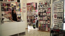 Captura de 'Lesbian attraction in the fitting room, with hot slut Luna Dark and Gabriela Flores' nº 4