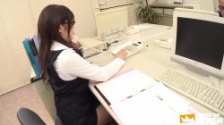 Captura de 'Shy Asian Office Girl Is Finger Fucked And Masturbated With Vibrator And Dildo' nº 2