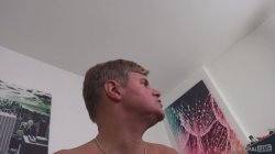 'Blonde, Busty and Wet!' screenshot nº 4