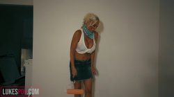 Captura de 'Huge Tits Housewife Swallows Cum' nº 6