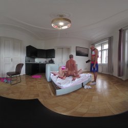 Captura de 'Vera Jarw & Lady Gang VR Video Part One - Cuckold Coach Made To Watch Busty Cheerleaders Double Vaginal (dvp) Foursome' nº 100