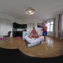 Captura de 'Vera Jarw & Lady Gang VR Video Part One - Cuckold Coach Made To Watch Busty Cheerleaders Double Vaginal (dvp) Foursome' nº 107