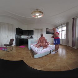 Captura de 'Vera Jarw & Lady Gang VR Video Part One - Cuckold Coach Made To Watch Busty Cheerleaders Double Vaginal (dvp) Foursome' nº 108