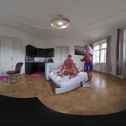 Captura de 'Vera Jarw & Lady Gang VR Video Part One - Cuckold Coach Made To Watch Busty Cheerleaders Double Vaginal (dvp) Foursome' nº 109