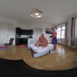 Captura de 'Vera Jarw & Lady Gang VR Video Part One - Cuckold Coach Made To Watch Busty Cheerleaders Double Vaginal (dvp) Foursome' nº 110