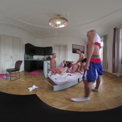 Captura de 'Vera Jarw & Lady Gang VR Video Part One - Cuckold Coach Made To Watch Busty Cheerleaders Double Vaginal (dvp) Foursome' nº 122
