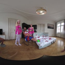 Captura de 'Vera Jarw & Lady Gang VR Video Part One - Cuckold Coach Made To Watch Busty Cheerleaders Double Vaginal (dvp) Foursome' nº 20