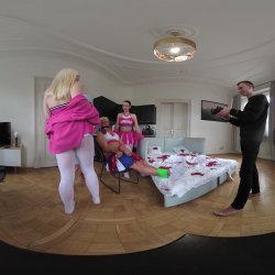 Captura de 'Vera Jarw & Lady Gang VR Video Part One - Cuckold Coach Made To Watch Busty Cheerleaders Double Vaginal (dvp) Foursome' nº 30