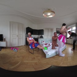 Captura de 'Vera Jarw & Lady Gang VR Video Part One - Cuckold Coach Made To Watch Busty Cheerleaders Double Vaginal (dvp) Foursome' nº 48