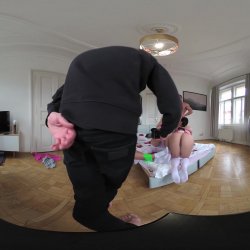 Captura de 'Vera Jarw & Lady Gang VR Video Part One - Cuckold Coach Made To Watch Busty Cheerleaders Double Vaginal (dvp) Foursome' nº 53