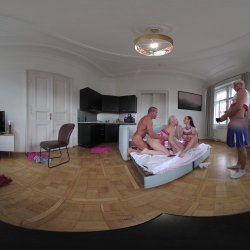 Captura de 'Vera Jarw & Lady Gang VR Video Part One - Cuckold Coach Made To Watch Busty Cheerleaders Double Vaginal (dvp) Foursome' nº 89