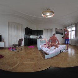 Captura de 'Vera Jarw & Lady Gang VR Video Part One - Cuckold Coach Made To Watch Busty Cheerleaders Double Vaginal (dvp) Foursome' nº 92