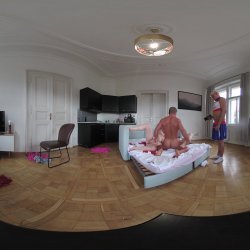Captura de 'Vera Jarw & Lady Gang VR Video Part One - Cuckold Coach Made To Watch Busty Cheerleaders Double Vaginal (dvp) Foursome' nº 93