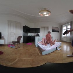 Captura de 'Vera Jarw & Lady Gang VR Video Part One - Cuckold Coach Made To Watch Busty Cheerleaders Double Vaginal (dvp) Foursome' nº 95