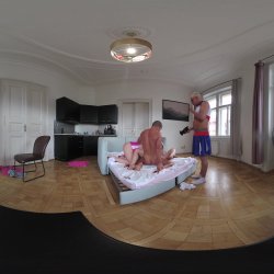 Captura de 'Vera Jarw & Lady Gang VR Video Part One - Cuckold Coach Made To Watch Busty Cheerleaders Double Vaginal (dvp) Foursome' nº 97