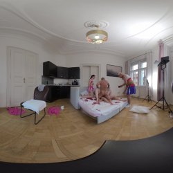 Captura de 'Vera Jarw & Lady Gang VR Video Part Two - Huge Natural Tits Cheerleader First Double Pussy Penetration (dpp)' nº 115