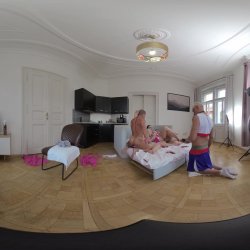 Captura de 'Vera Jarw & Lady Gang VR Video Part Two - Huge Natural Tits Cheerleader First Double Pussy Penetration (dpp)' nº 34