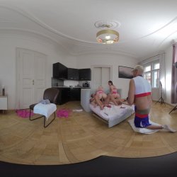 Captura de 'Vera Jarw & Lady Gang VR Video Part Two - Huge Natural Tits Cheerleader First Double Pussy Penetration (dpp)' nº 65