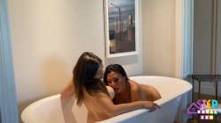 'Step Mom and Step Daughter have fun in the bathtub' screenshot nº 22