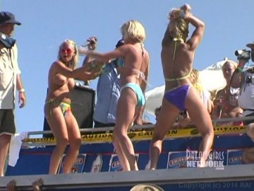 Boat Babes Have Fun Flashing Screenshot