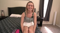Captura de 'Sexy Petite Teen Khloe Kingsley Sucks And Fucks At Modeling Interview' nº 16