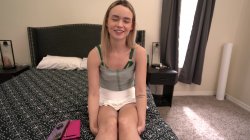 Captura de 'Sexy Petite Teen Khloe Kingsley Sucks And Fucks At Modeling Interview' nº 19