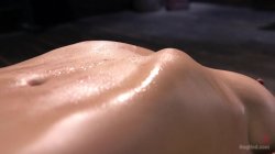 Captura de 'Buff MILF Submits to Rope Bondage and Orgasms' nº 137